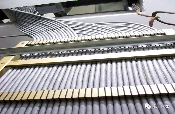 一條完成開關柜安裝，電纜橋架施工，電纜敷設及布線施工，照明配電箱施工