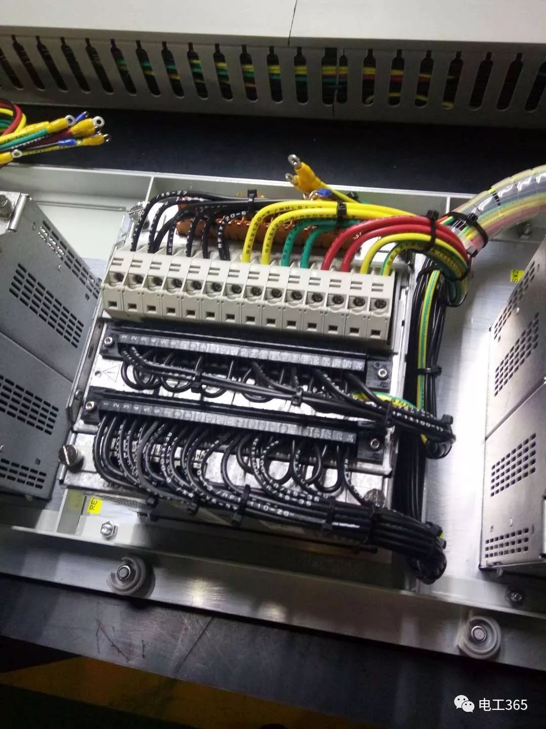 太好了。改進版本配電柜內(nèi)部結(jié)構(gòu)完整分析