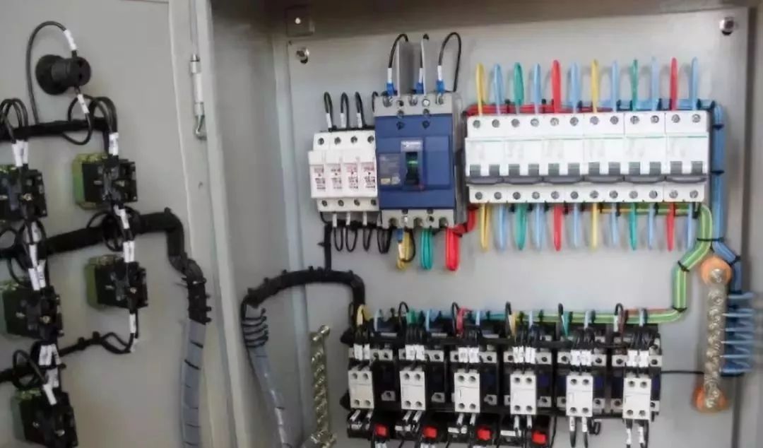 如果計(jì)算機(jī)房沒有配電箱，會發(fā)生什么？