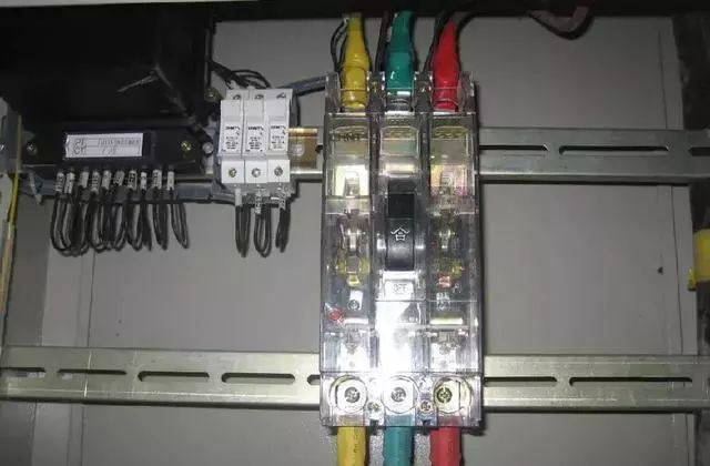 施工現(xiàn)場臨時用電配電箱及開關箱配置和使用說明，圖示詳圖