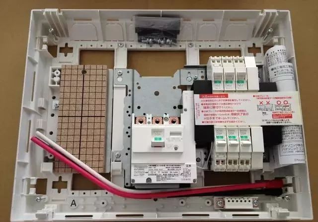 為什么日本家庭使用40年的單件配電箱而我們仍然在現場組裝它?
