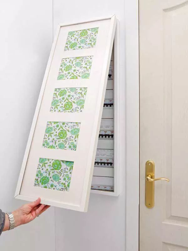 你家人的配電箱隱藏得好嗎？新房子的裝飾看起來很漂亮，因為做得很好。