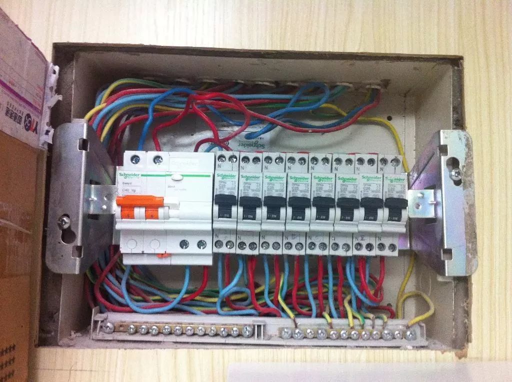 你家人的配電箱隱藏得好嗎？新房子的裝飾看起來很漂亮，因為做得很好。