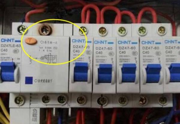 配電箱在此生命安全鍵中，務(wù)必記住每月按一次，事故會遲到
