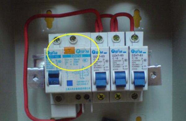 配電箱在此生命安全鍵中，務(wù)必記住每月按一次，事故會遲到