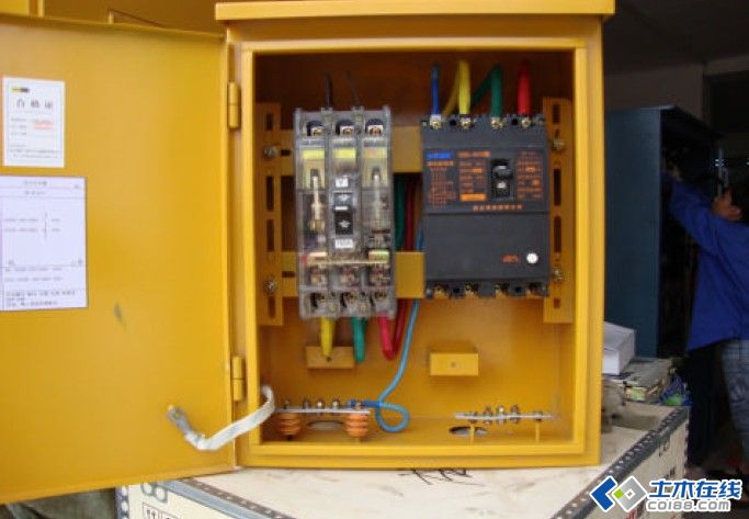 三級配電，二級保護(hù)，一機(jī)一閘一漏，一箱配電箱及施工要求