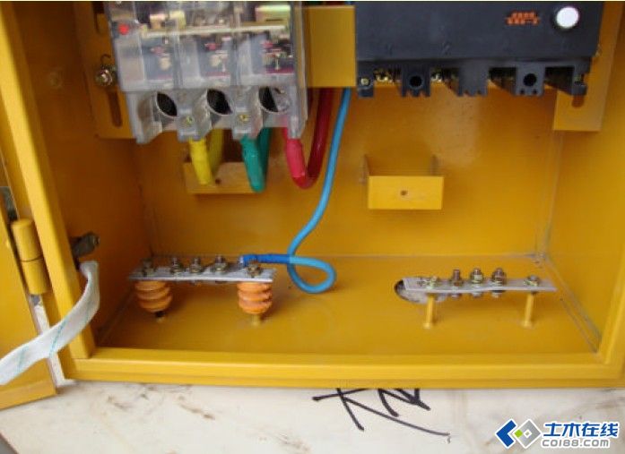 三級配電，二級保護(hù)，一機(jī)一閘一漏，一箱配電箱及施工要求