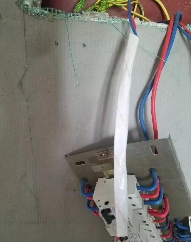 在一個(gè)建筑工地，一個(gè)建筑電工應(yīng)該如何安裝一個(gè)居民配電箱！與新加入者分享