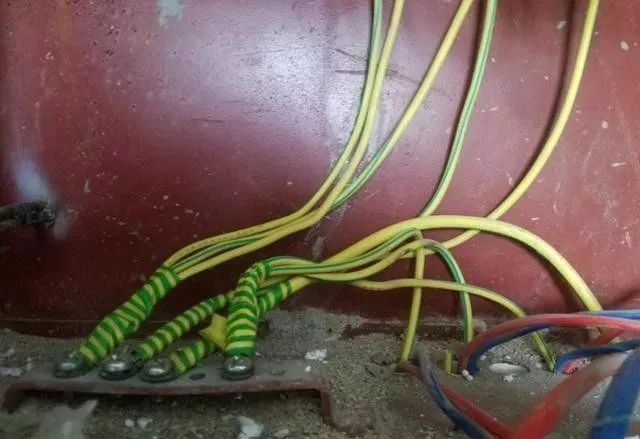 在一個(gè)建筑工地，一個(gè)建筑電工應(yīng)該如何安裝一個(gè)居民配電箱！與新加入者分享