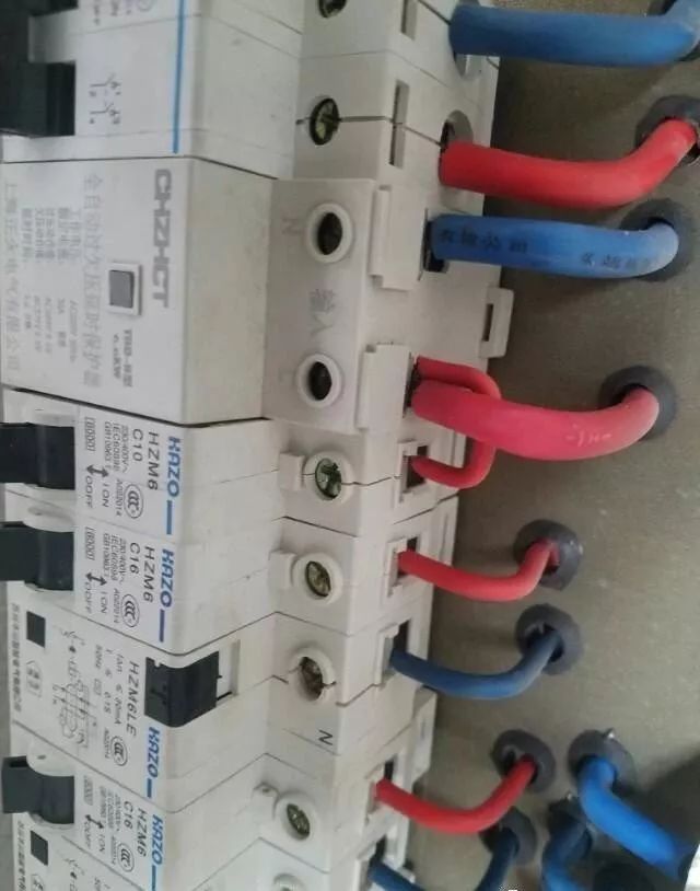 在一個(gè)建筑工地，一個(gè)建筑電工應(yīng)該如何安裝一個(gè)居民配電箱！與新加入者分享