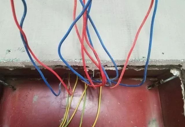 在一個(gè)建筑工地，一個(gè)建筑電工應(yīng)該如何安裝一個(gè)居民配電箱！與新加入者分享