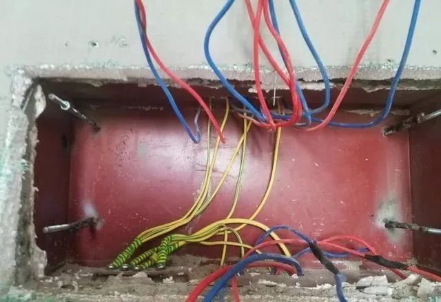 在一個(gè)建筑工地，一個(gè)建筑電工應(yīng)該如何安裝一個(gè)居民配電箱！與新加入者分享