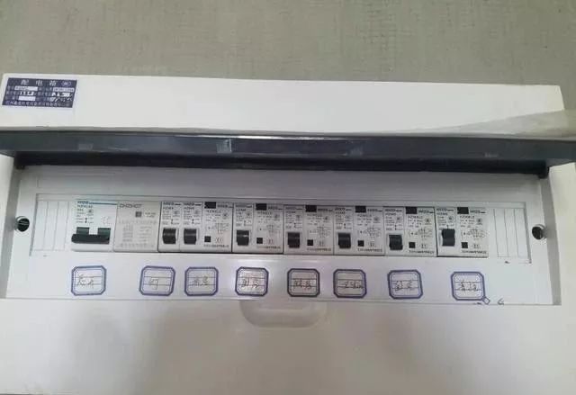 在一個(gè)建筑工地，一個(gè)建筑電工應(yīng)該如何安裝一個(gè)居民配電箱！與新加入者分享