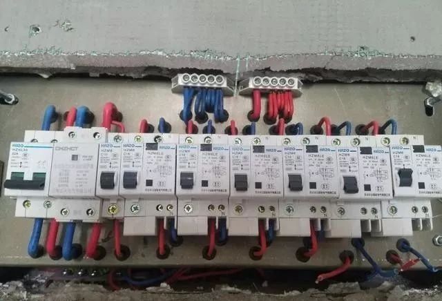 在一個(gè)建筑工地，一個(gè)建筑電工應(yīng)該如何安裝一個(gè)居民配電箱！與新加入者分享